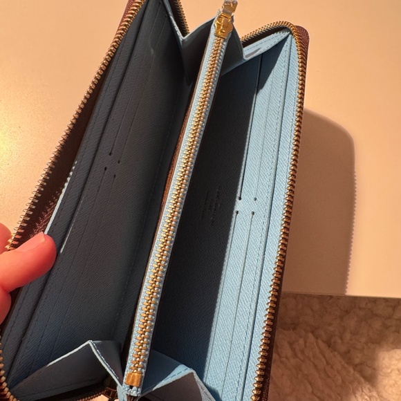 (Limited Edition) Louis Vuitton 2017 Christmas Animation Penguin Clemence Wallet - Picture 5 of 9